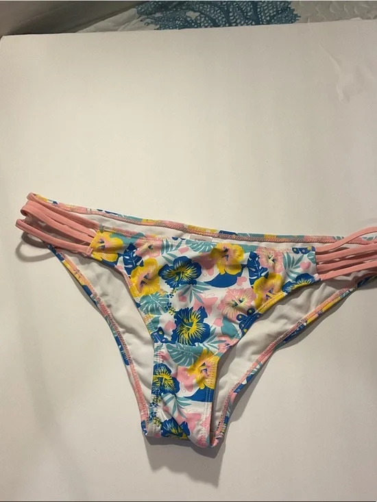 NWT Women’s Pink Halter Bikini Top with Floral Strappy Bottoms - Picture 4 of 8